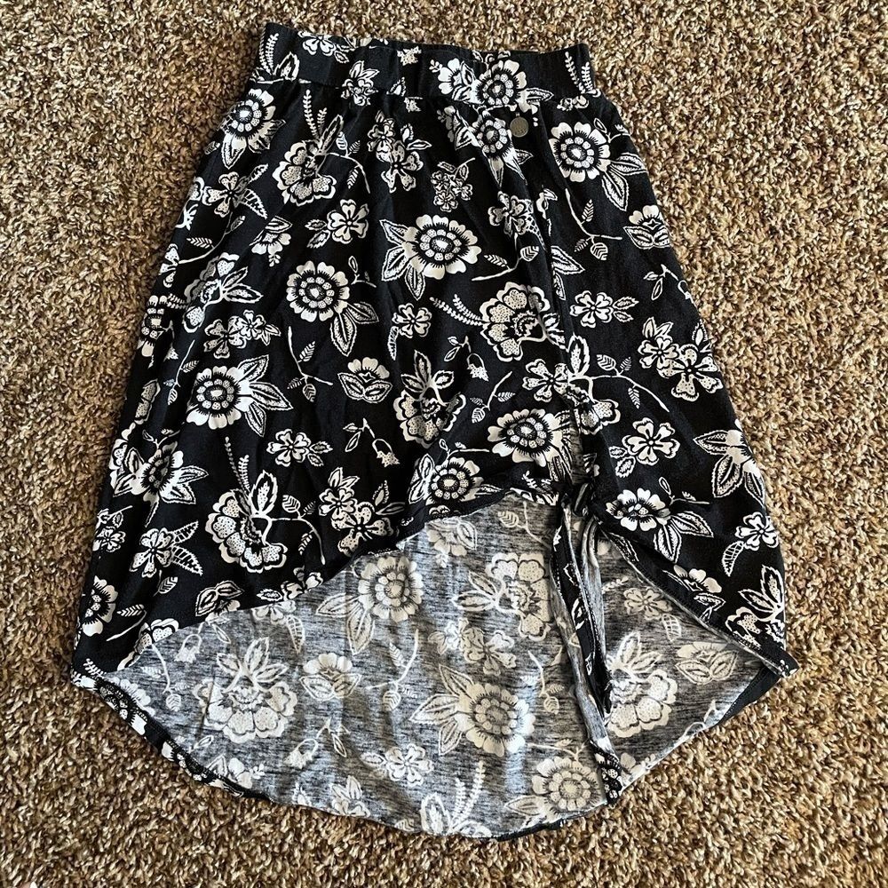 🐶🐶Roxy girl small black floral skirt🐶🐶